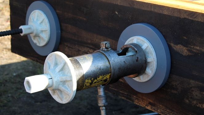 Her fra et forsøk med å bruke spennstenger av glassfiber i stedet for de korrosjonsutsatte typene av stål. Bildet viser forsøk med utenpåliggende hylser for etterspenning. Åge Holmestad forteller at dette forsøket ikke ble vellykket og at de nå forbereder nå nye forsøk med syrefaste lange muttere.