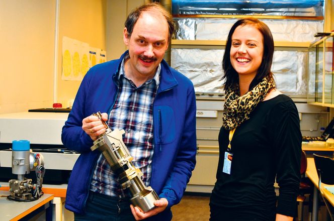 Kanon: Slike luftkanoner brukes offshore for å kartlegge og overvåke oljefelt. Professor Martin Landrø er ekspert på 4D-seismikk og Sissel Grude forsker på CO2-lagring. foto: Ingvil Snøfugl