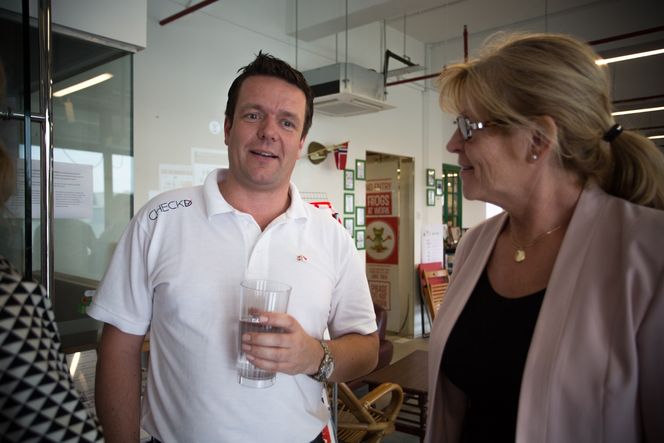Tom-Erik von Krogh-Martinsen fra Checkd med lederen for Innovasjon Norge-kontoret i Singapore Torunn Aass Taralrud.