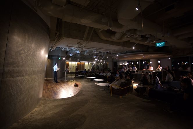 Tom Erik von Krogh fra Checkd pitchet bedriften sin på en av universitetene i Singapore.