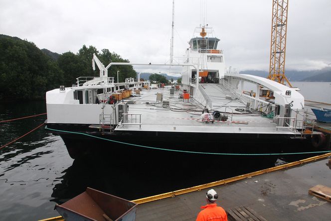 Bred last: Batterifergen er 20,8 meter bred og 80,8 meter lang og kan ta 120 biler og 360 passasjerer.