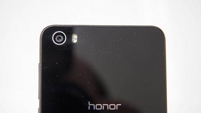 Kameraet har 13 megapikslers oppløsning. Merk for øvrig de mange ripene i bakdekselet.