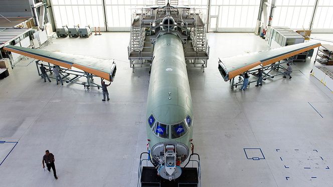 Det første møtet mellom skrog og vinger på Falcon 8X skjedde i juli.