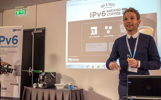 Kaffekoppen på nettet: Siv. ingeniør i elektro og direktør for produktutvikling i Nordic, Thomas Embla Bonnerud har ledet utviklingen av den nye IPv6-kapable Bluetoothbrikken som til og med kan limes på en kaffekopp for å fortelle kaffemaskinen hva eieren foretrekker.
