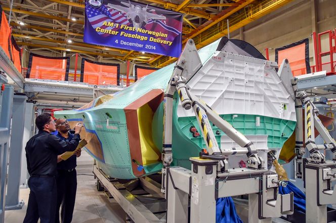 Teknikere på Northrop Grummans fabrikk i Palmdale gjennomfører den siste kvalitetssjekken på midtre skrogdel for AM-1, altså Norges første F-35.