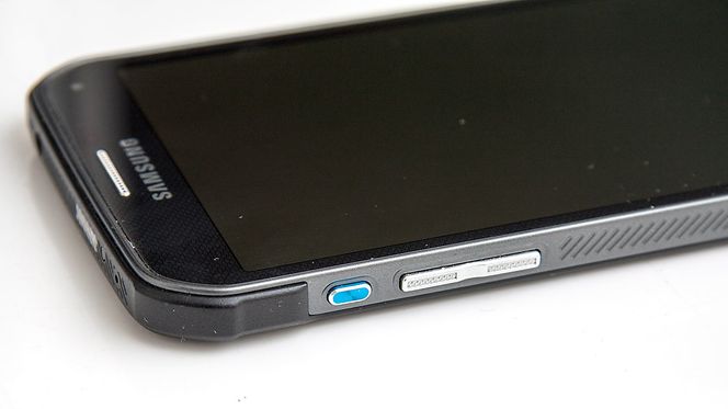 Den blå tasten på siden er en snarveistast du kan programmere til det du måtte ønske.