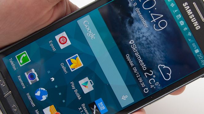 Skjermen er en skarp 5,1 tommers Super-AMOLED.