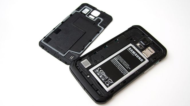 Bakdekselet kan fjernes.