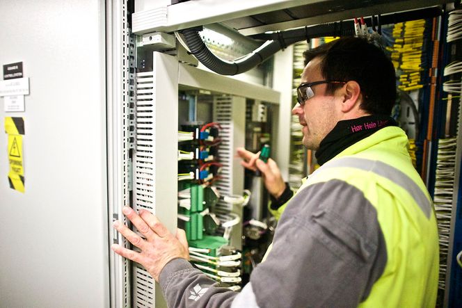 Automatiker Christian Crovo fra Aker Solutions er med på å installere den nye kraftforsyningen til undervannsanleggene til gasskompresjonsprosjektet på Åsgard.