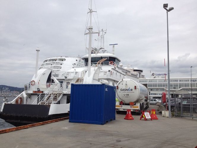 Norled-ferge bunkrer rett ved Color Line-terminalen. Kiel-fergen ligger rett bak terminalbygget. Med en ytre sone på 50 meter, vil ikke dette kunne utføres som i dag.