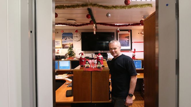HMS-koordinator Erik Lea skal feire jul på Åsgard A. Kontoret til en kollega er ferdig pyntet.