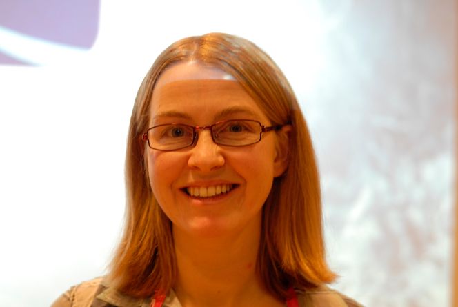 Generalsekretær Åse Lekang Sørensen i Norsk solenergiforening skulle gjerne hatt investeringsstøtte for solkraft, men mener også at NVE overdriver problemene ved å fjerne elsertifikatgebyret for solkraften.