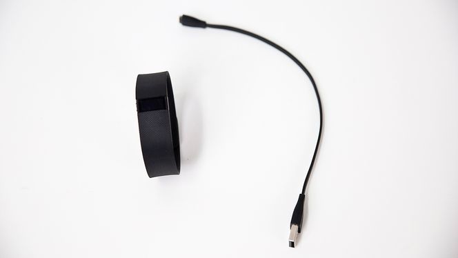 Innholdet i eska: Båndet og ladekabel. Enkelt og greit.