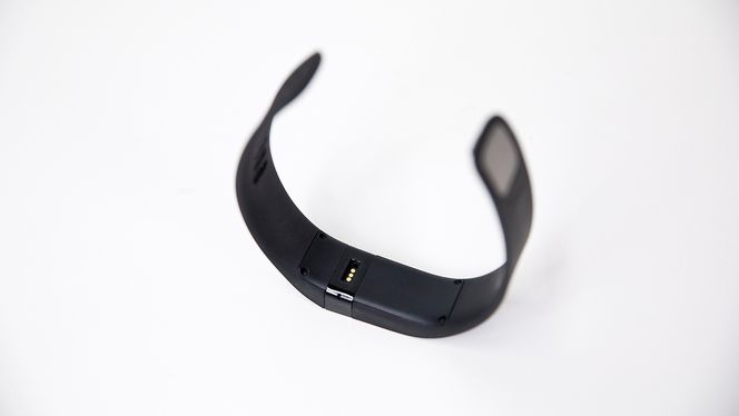 Baksiden inneholder inngang for ladekabelen.