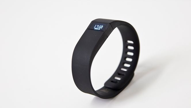 Fitbit Charge er litt bredere og tykkere enn lille Flex, men har til gjengjeld flere funksjoner, skjerm og bedre batterilevetid.