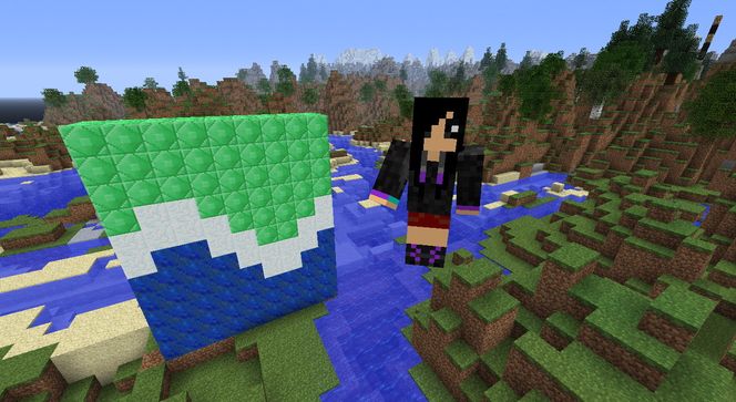 Spillfiguren til Boeles datter poserer ved Kartverkets logo der Boele holder kontor i Stavanger.