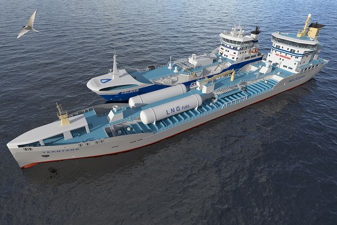 Her ligger «Coral Anthelia» side om side med en av Terntanks nye 15.000 dvt produkttankskip og fyller LNG på dekkstankene.