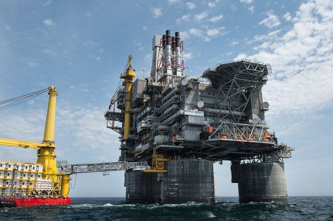 Ale Heavylift, som gjorde løftet, hevder plattformdekket på 42.695 tonn sammen med en LSF (load-out support frame) på 5135 tonn er det tyngste løftet av denne typen som noen gang har blitt gjort.