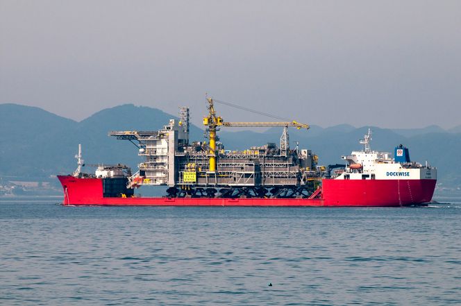 Her fraktes det 9750 tonn tunge plattformdekket fra Sør-Korea til Nordsjøen.