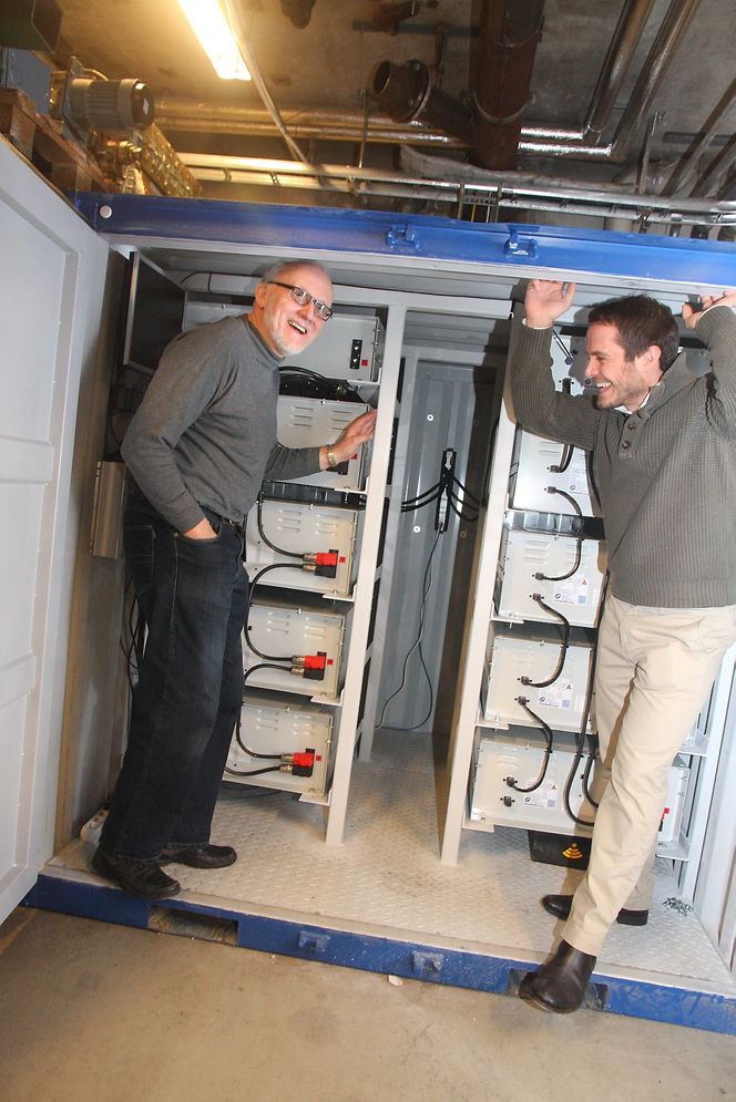 Trygt: Batteribanken på 30-40 kWh fra Grenland Energy er plassert i en container i kjelleren på Marintek. Erik Hennie, Marintek - til venstre, og John Olav Lindtjørn, ABB.