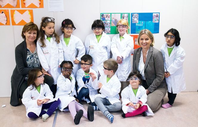 Unge og forskerkledde: Hanne S. Finstad i Forskerfabrikken (t.v.) og stortingsrepresentant for Høyre har stor tro på femåringene i Spirea Espiria barnehage.