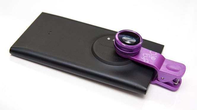 Objektivet kan klipses på de fleste mobiler, som Nokia Lumia 1020.