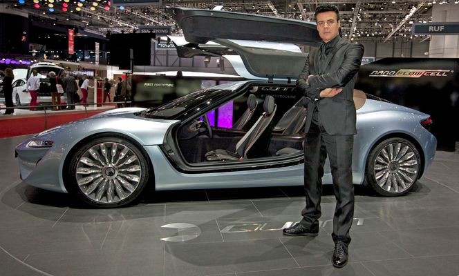 Viste frem: Teknisk direktør i Nanoflowcell Nunzia La Vecchia presenterte bilen første gang under Geneve motorshow i mars.