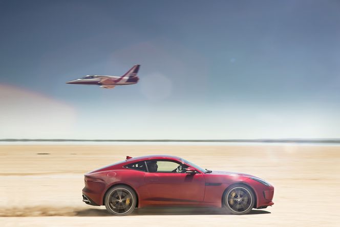 Bloodhound-prosjektet har nettopp fått Jaguar med på laget. Første oppdrag var å teste telemetriske løsninger her på arenaen for rekordforsøket i 2016. I tillegg skal bilprodusenten levere motoren som skal forsyne rakettmotorene med oksidasjonsmiddel.