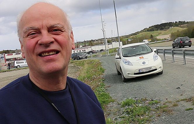 Akustikkforsker Truls Berge hos Sintef utvikler et verktøy som kan identifisere støynivået fra det enkelte kjøretøy på veien.