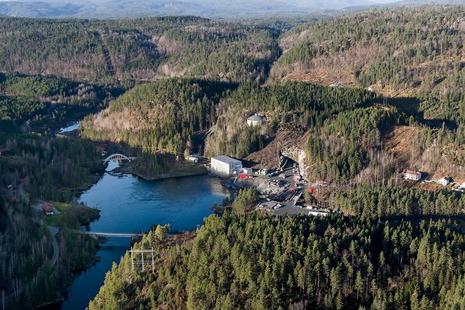 Iveland II bygges inne i fjellet med inngang til høyre for eksisterende kraftstasjon fra 1955.