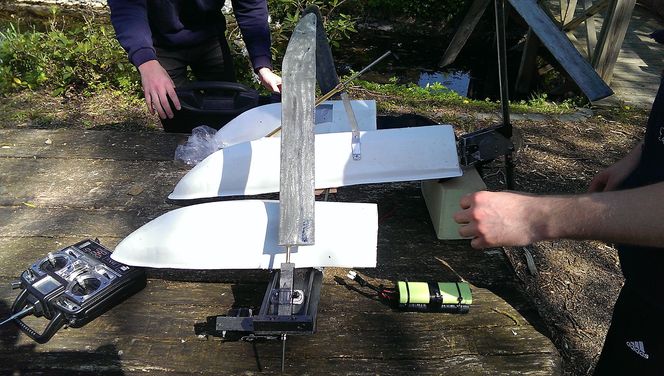 Her er prototypen under bygging. Studentene laget en forenklet utgave hydrofoilbåten, for å kunne teste ut noen av teorien bak båten.