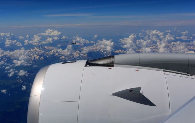 En aldri så liten maktdemonstrasjon av fransk flyindustri med Dassault Rafale i formasjon med A350 XWB.