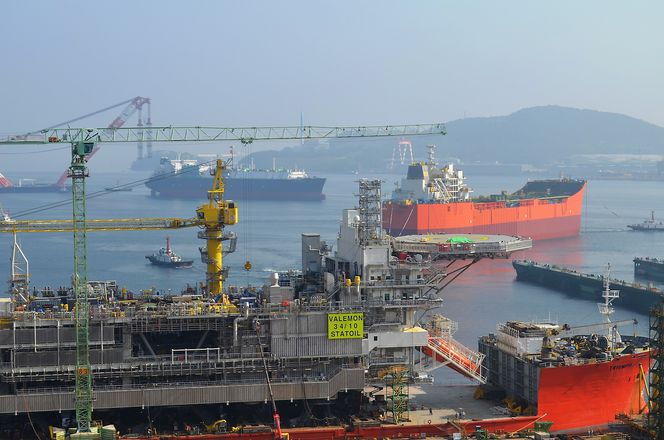 Her drar Heidrun FSU avgårde. I forgrunnen ligger det andre Statoil-prosjektet, Valemon, som ble sjøsatt en liten uke før Heidrun.