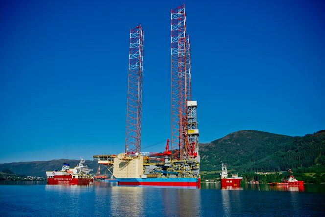 Her blir Maersk Intrepid losset fra Hawk.