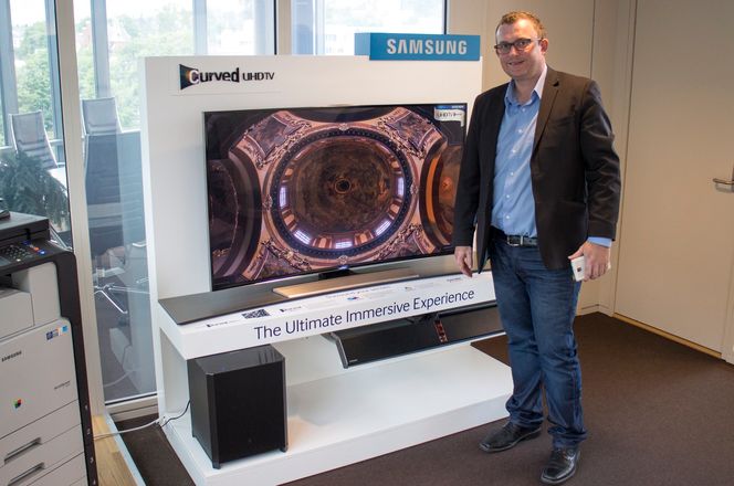 Multoroom til TV-en: Produktsjef for lyd og bilde i Samsung, Knut Rørnes, tror lydplanken med subwoofer vil bli populær. Den vil gi veldig mye bedre lyd på TV-en, men kan også brukes som lydanlegg på stua og til og med sende TV-lyden til andre rom.