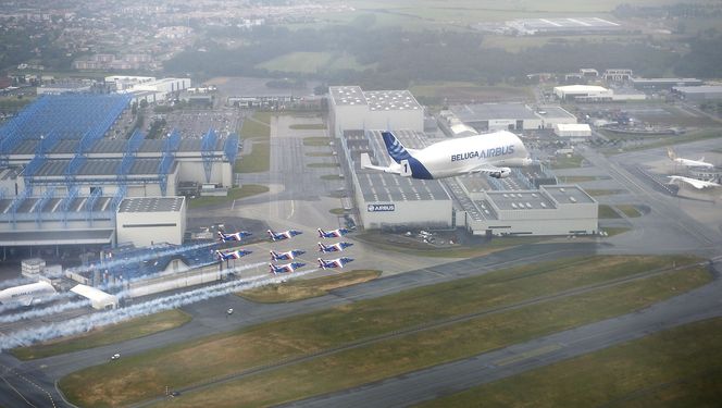 Beluga og Patrouille de France i formasjon over Airbus-fabrikken ved Toulouse-Blagnac lufthavn.