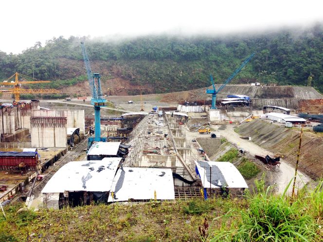 Sandfanget under bygging ved det gigantiske kraftverket Coca Codo Sinclair i Ecuador.