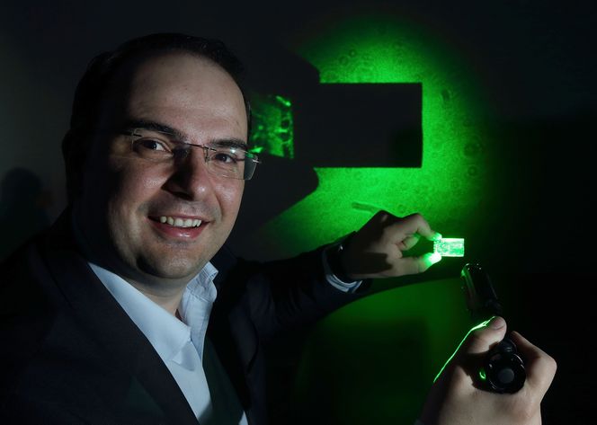Lamda Guard-sjef George Palikaras viser egenskapene til selskapets tynnfilm som er konstruert for å blokkere laserbelysning.