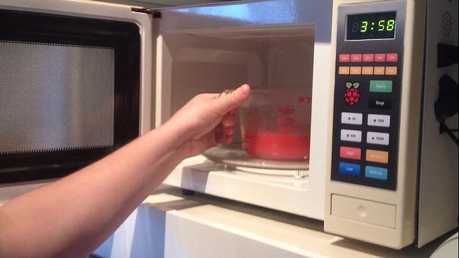 En mikrobølgeovn i kombinasjon med Raspberry Pi, en strekkodeleser og egenutviklet programvare gir ovnen en verden av nye muligheter.