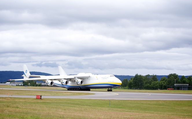 An-225 lander på Oslo lufthavn. Foto: Eirik Helland Urke