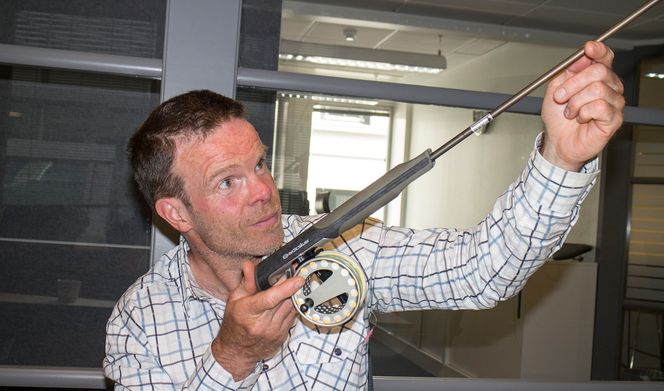 Laksens overmann: Nesoddmannen Robert Selfors har tenkt nytt i en gammel og tradisjonsbudet bransje og startet produksjon av en helt ny stang til fluefiske.