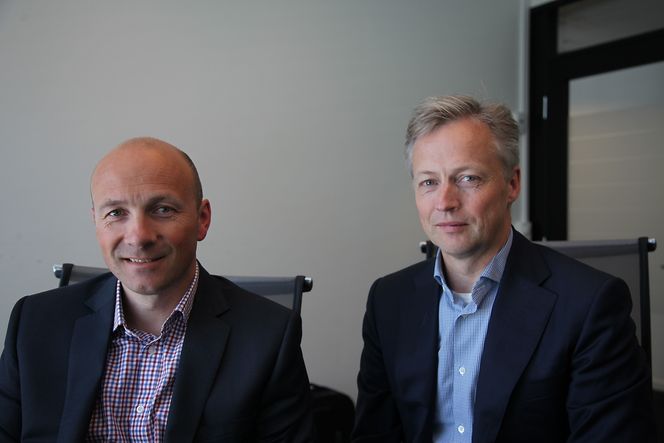 Administrerende direktør Geir Tønnesland i strømselskapet Los (t.v.) og konsernsjef John Arild Raaen i Enfo Group skal gjøre det mulig for flere enn den tradisjonelle energiintensive industrien å tjene penger på fleksibel strømbruk.