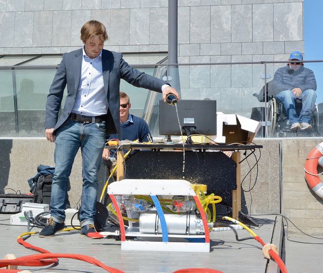 Dåpsseremoni: Den fjernstyrte undervannsroboten ble døpt «Njord», etter den norrøne havguden, i et håp om at det mytologiske navnet skal imponere amerikanerne. Prosjektleder Håkon Kjerkreit utførte ritualet ved hjelp av en flaske med boblevin.