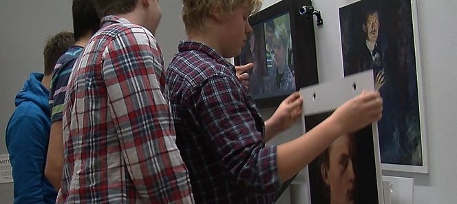 Det er lettere å posere som Munch med litt hjelp fra venner. Denne delen av prosjektet var veldig populær blant de unge.