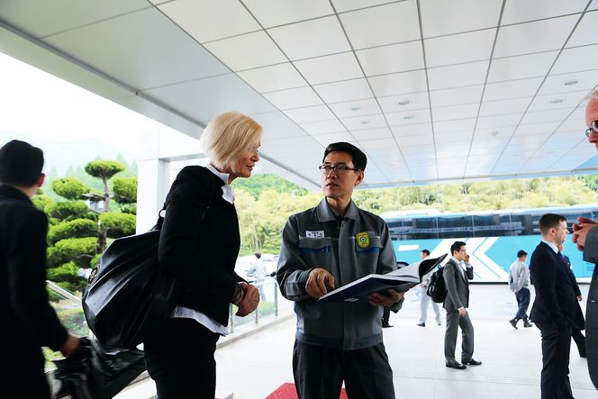 Storkunde: DSME-direktør Choe Yong-Seok har de siste tre årene kjøpt inn utstyr verdt 3,5 milliarder dollar fra Norge. Gunn Vik overrekker gave.