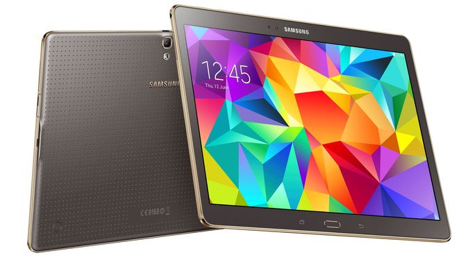 Med unntak av en list av «gull» på sidene, er designen inspirert av telefonen Galaxy S5.