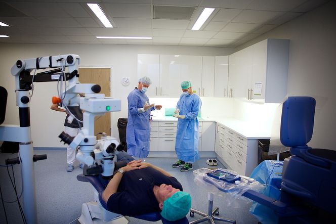 Ingen vei tilbake: Jeg ligger i stolen og blir gjort klar til operasjonen. Den originalmonterte optikken synger på siste verset i noen minutter til.