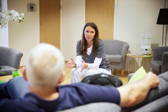 Formaningen: Klinikk-ansvarlig Hege Bjørnebye gir meg en grundig innføring i hva som skal skje både under operasjonen og hva jeg må gjøre etterpå. Dette er også en siste sjanse til å stikke halen mellom beina om motet skulle svikte. Det gjorde det heldigvis ikke.