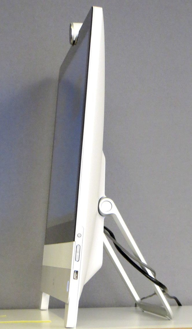 Den fleksible støtten er fjærbelastet. Et lett trykk øverst på skjermen forandrer vinkelen.