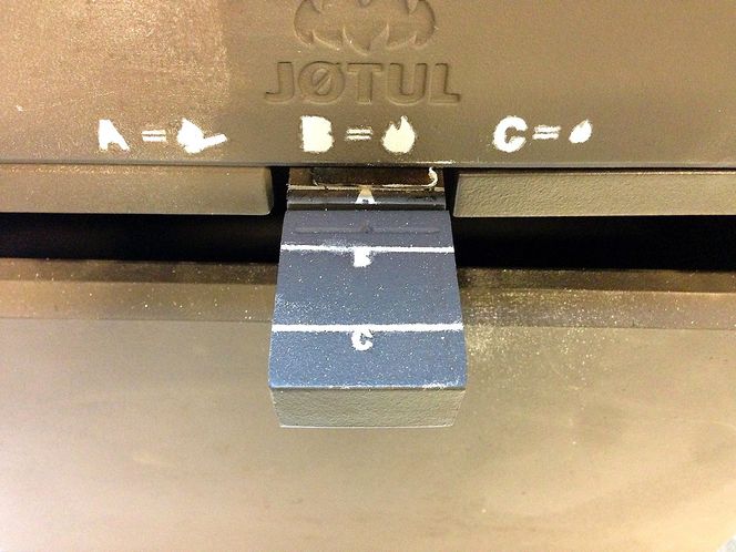 På denne ene spaken var det også satt på lettfattelige ikoner for opptenning og rask og langsom forbrenning.